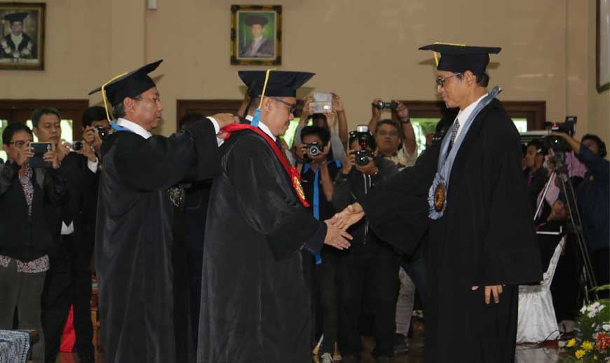 Ketua KY Dikukuhkan Sebagai Guru Besar FH UMS Ketua KY Dikukuhkan Sebagai Guru Besar FH UMS