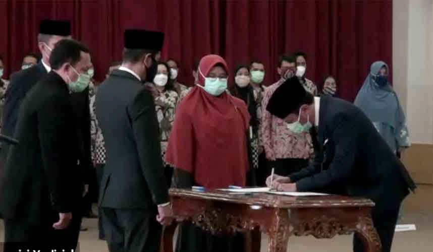 Ketua KY Lantik Arie Sudihar Sebagai Sekjen KY Ketua KY Lantik Arie Sudihar Sebagai Sekjen KY
