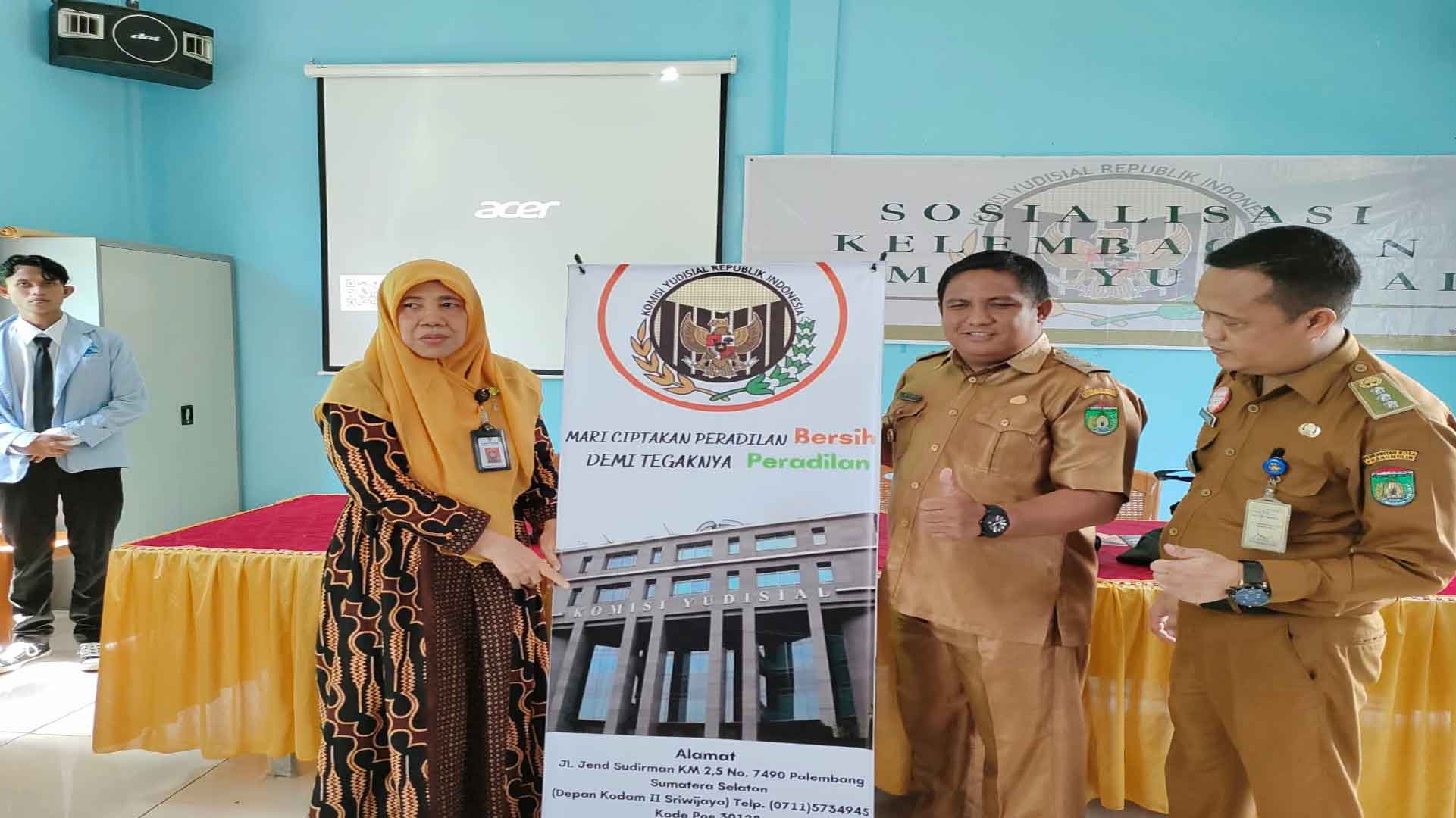 Penghubung KY Wilayah Sumatera Selatan Kenalkan Komisi Yudisial pada Masyarakat Desa Kemang Tanduk