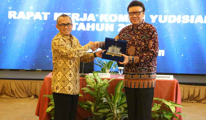 Menteri PANRB Dorong KY Lakukan Penyederhanaan Birokrasi Menteri PANRB Dorong KY Lakukan Penyederhanaan Birokrasi