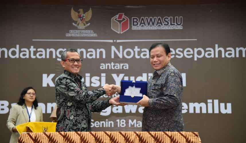 KY dan Bawaslu Tandatangani MoU Pemantauan dan Pengawasan Perkara Pemilu KY dan Bawaslu Tandatangani MoU Pemantauan dan Pengawasan Perkara Pemilu