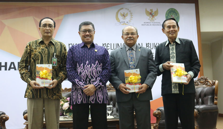 KY Gelar Diskusi dan Peluncuran Buku “Sinergi dalam Mencari Sosok Ideal Hakim Agung Indonesia” KY Gelar Diskusi dan Peluncuran Buku “Sinergi dalam Mencari Sosok Ideal Hakim Agung Indonesia”