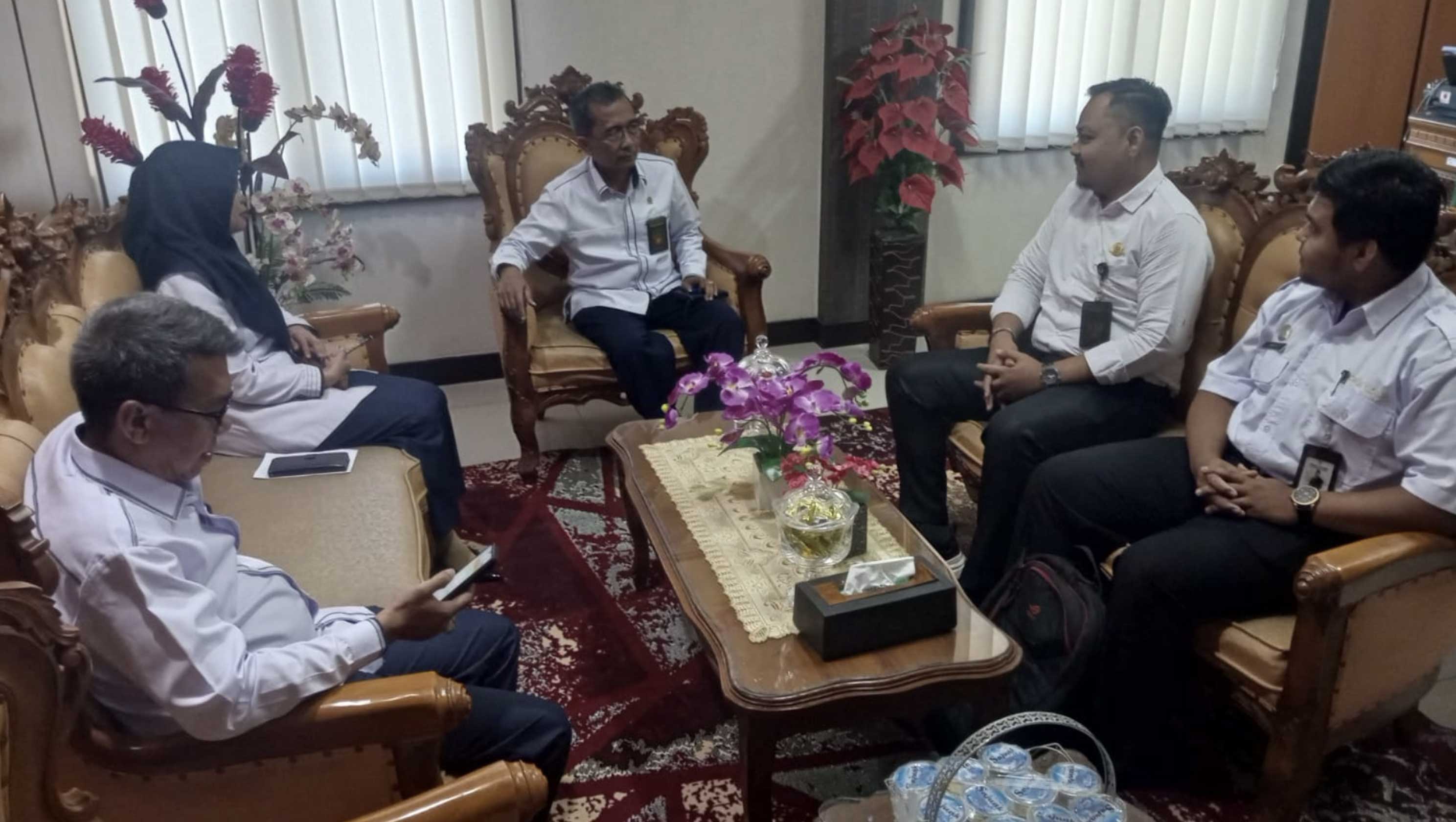 Penghubung KY Sumbar Koordinasi Pemantauan Persidangan Tertutup dengan Pengadilan Agama Padang Penghubung KY Sumbar Koordinasi Pemantauan Persidangan Tertutup dengan Pengadilan Agama Padang