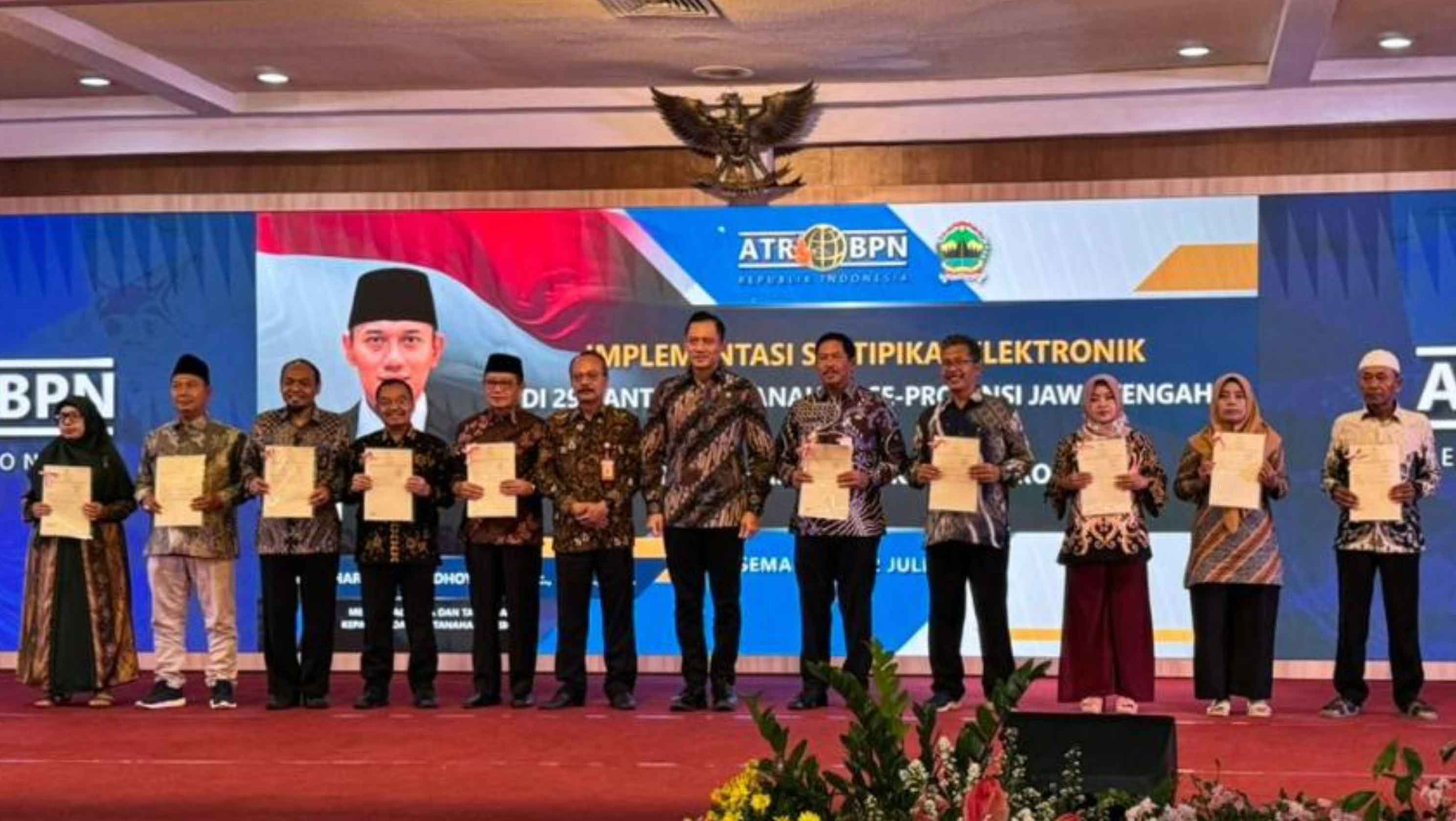 Penghubung KY Jateng Terima Sertifikat Elektronik Dari Menteri ATR/BPN
