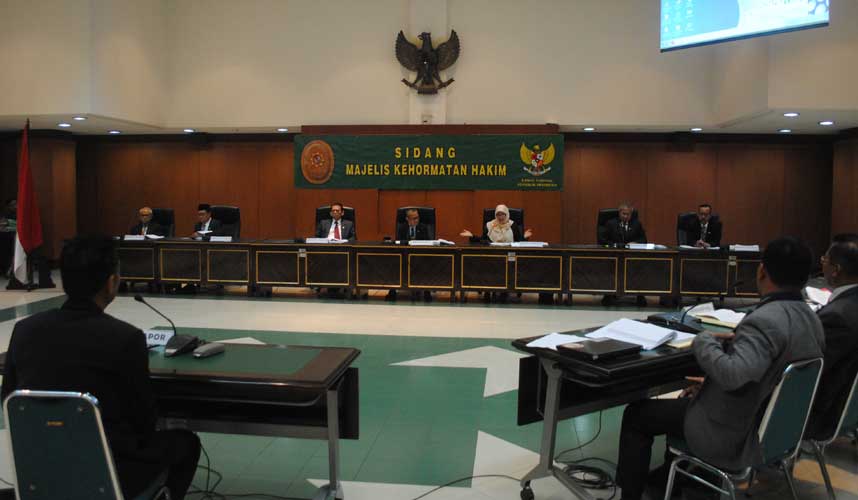 Hakim RMS Dijatuhkan Sanksi Penurunan Pangkat Hakim RMS Dijatuhkan Sanksi Penurunan Pangkat