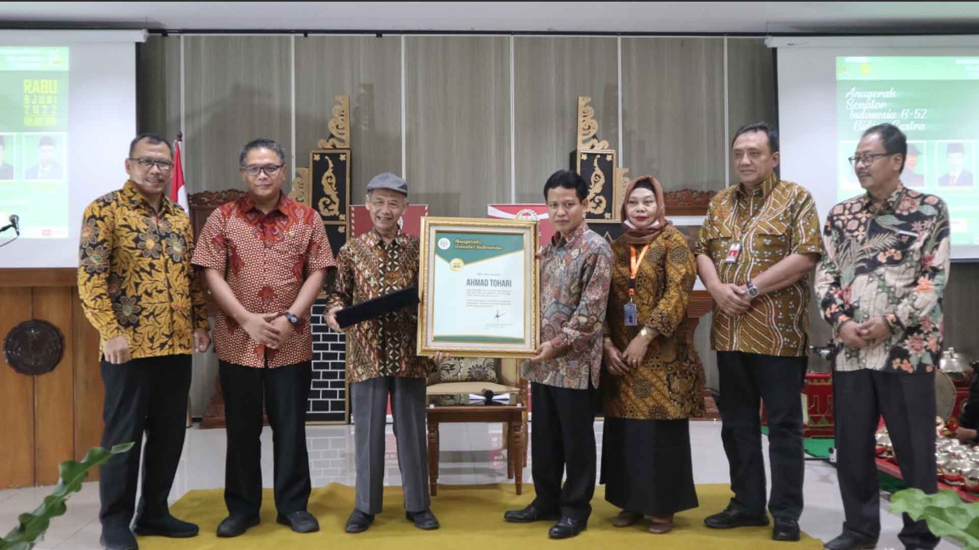 Anggota KY Binziad Kadafi Hadiri Anugerah Senator Indonesia B-52 Bidang Sastra dan Kebudayaan Anggota KY Binziad Kadafi Hadiri Anugerah Senator Indonesia B-52 Bidang Sastra dan Kebudayaan
