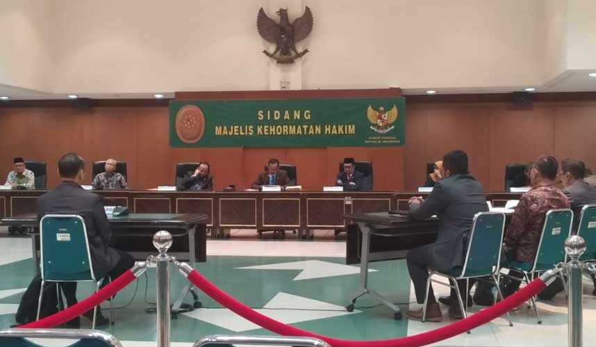MKH Putuskan Hakim HM Diberhentikan dengan Hormat MKH Putuskan Hakim HM Diberhentikan dengan Hormat