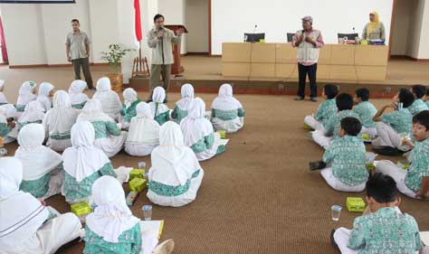 Siswa MI Terpadu Nurul Iman Kunjungi KY