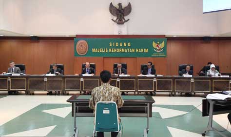 Terbukti Selingkuh, Hakim AR Diberhentikan Hormat dengan Hormat Terbukti Selingkuh, Hakim AR Diberhentikan Hormat dengan Hormat