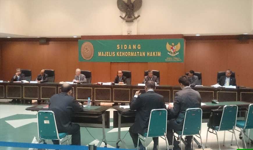 Hakim PN Dijatuhi Sanksi Pemberhentian dengan Hormat Hakim PN Dijatuhi Sanksi Pemberhentian dengan Hormat