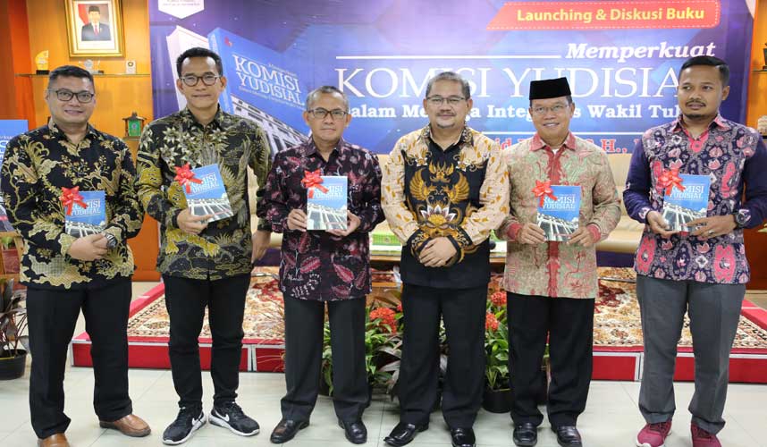 Anggota KY Farid Wajdi Luncurkan Buku Memperkuat KY dalam Menjaga Integritas Wakil Tuhan Anggota KY Farid Wajdi Luncurkan Buku Memperkuat KY dalam Menjaga Integritas Wakil Tuhan
