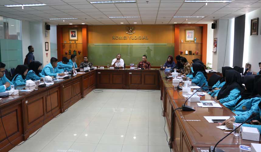 Mahasiswa FH UMS Kunjungi KY Mahasiswa FH UMS Kunjungi KY