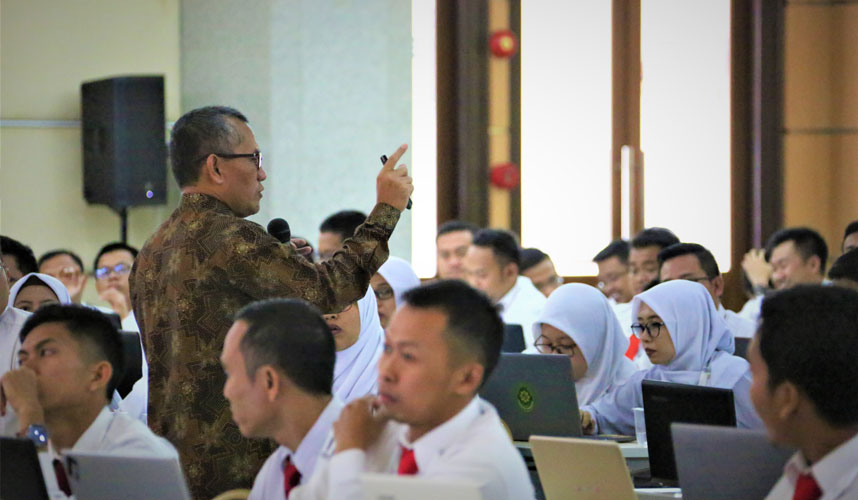 Ketua KY Ingatkan Cakim Harus Tanamkan Etika Profesi Ketua KY Ingatkan Cakim Harus Tanamkan Etika Profesi