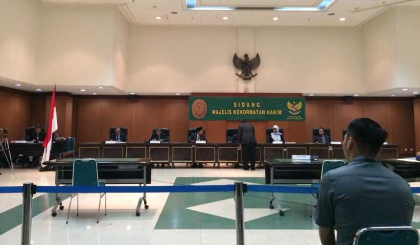 Sakit, Sidang MKH atas Hakim EW Ditunda