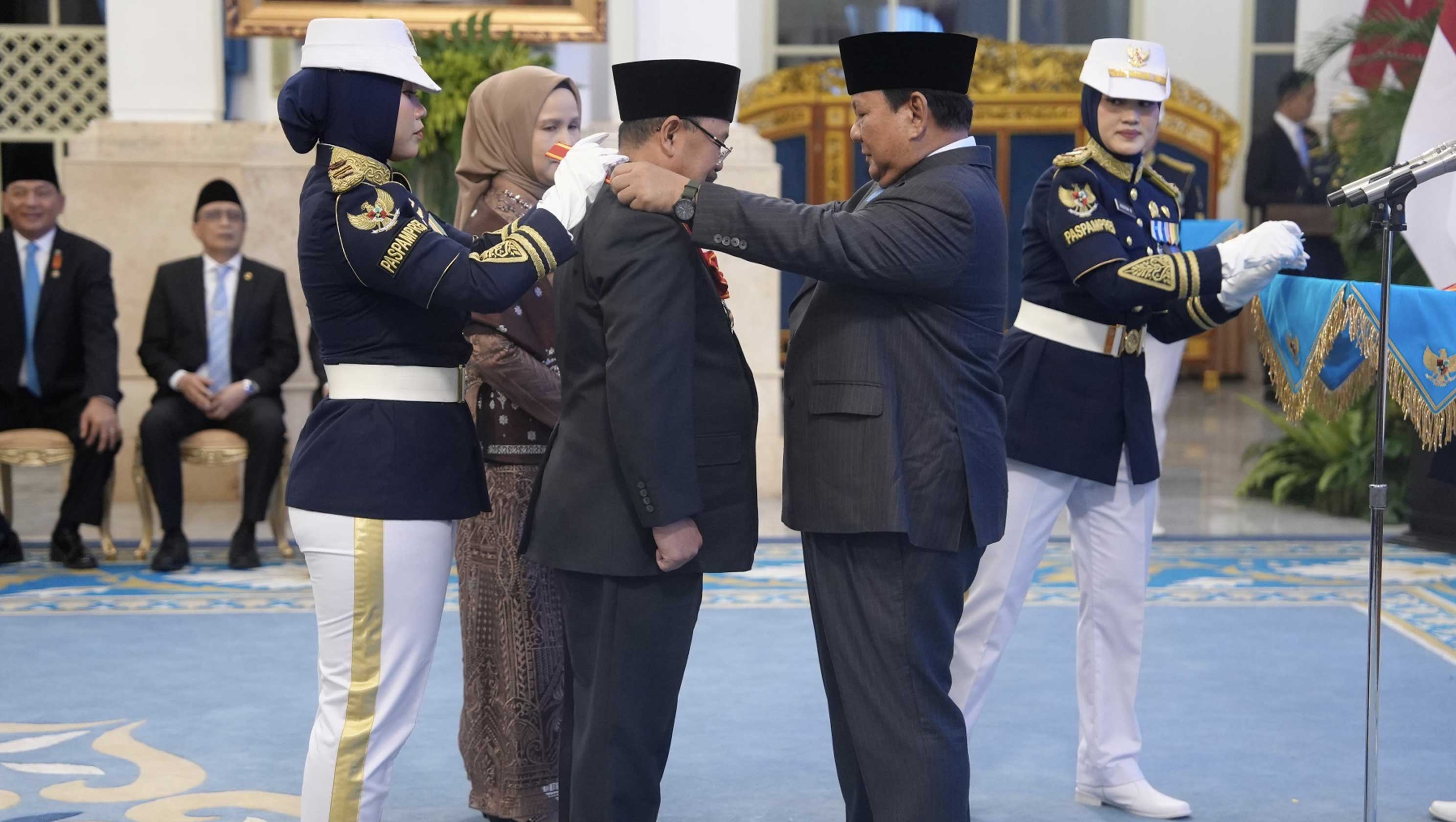 Presiden Prabowo Anugerahkan Tanda Kehormatan RI kepada Ketua KY Presiden Prabowo Anugerahkan Tanda Kehormatan RI kepada Ketua KY
