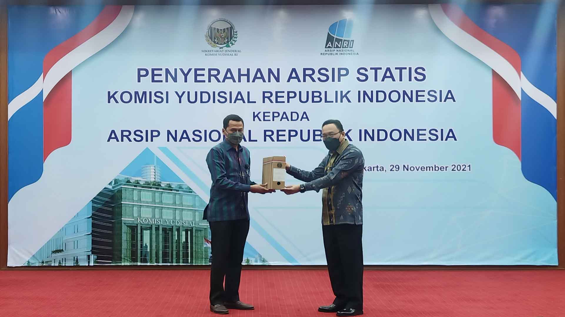KY Serahkan Arsip Statis MKH dan Penjatuhan Sanksi kepada ANRI KY Serahkan Arsip Statis MKH dan Penjatuhan Sanksi kepada ANRI