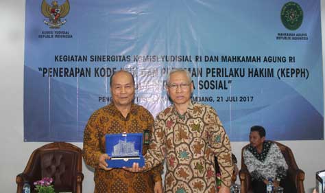Masyarakat Wajib Menghargai Putusan Hakim di Medsos Masyarakat Wajib Menghargai Putusan Hakim di Medsos