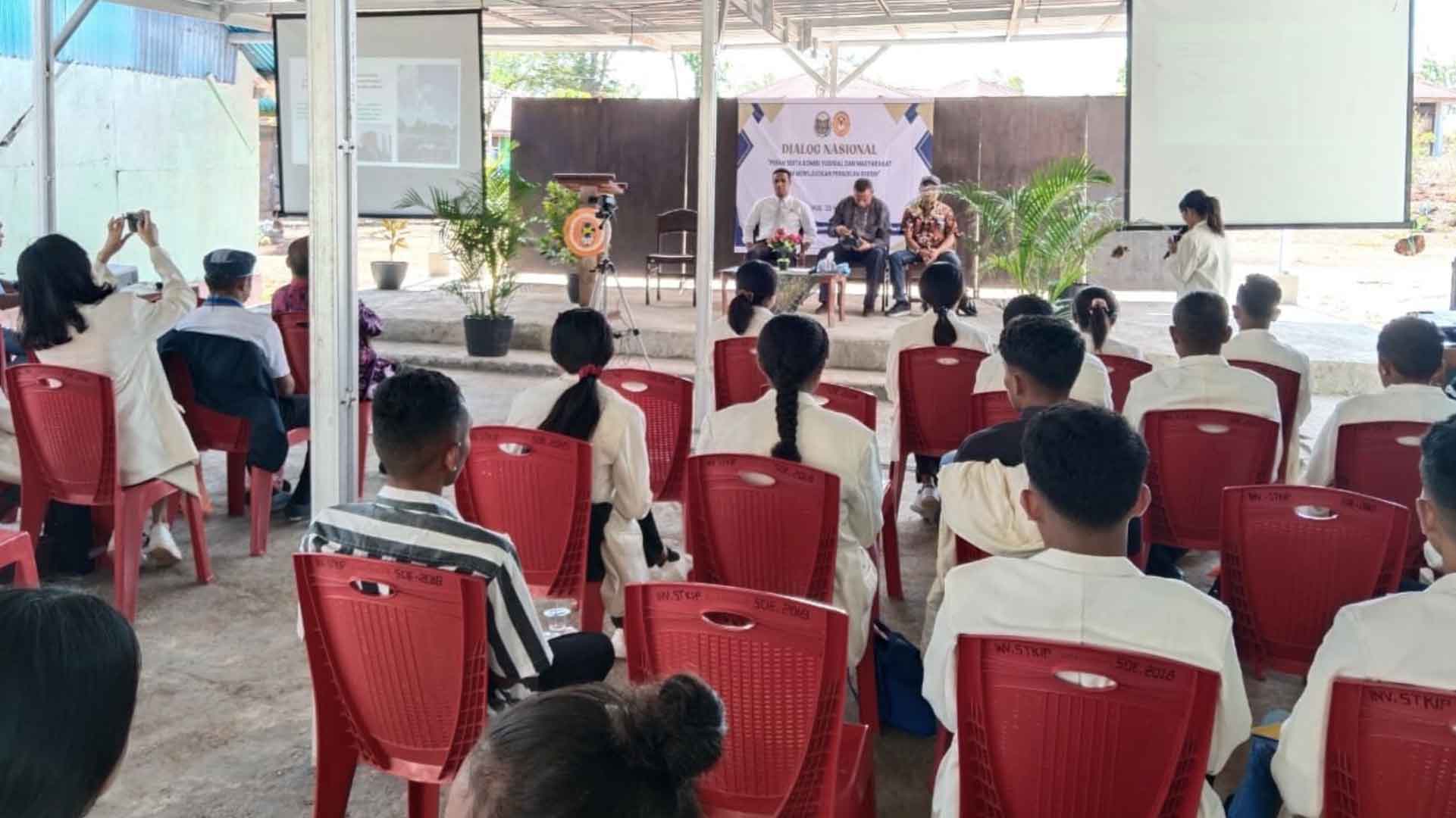 Penghubung KY NTT Ajak Mahasiswa IPS Awasi Perilaku Hakim Penghubung KY NTT Ajak Mahasiswa IPS Awasi Perilaku Hakim