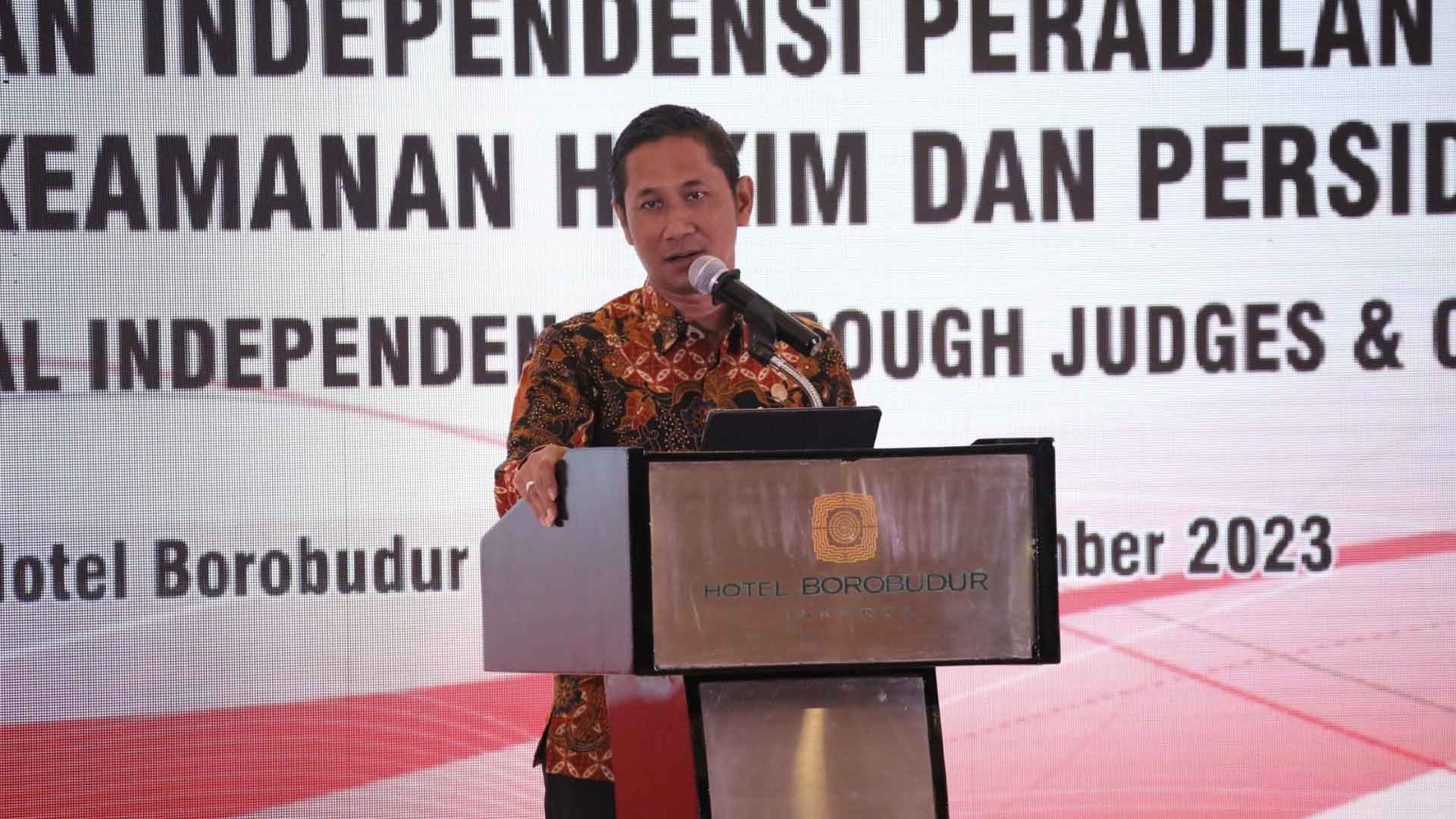 KY Tidak Hanya Mengawasi, Tetapi Juga Melindungi Hakim KY Tidak Hanya Mengawasi, Tetapi Juga Melindungi Hakim