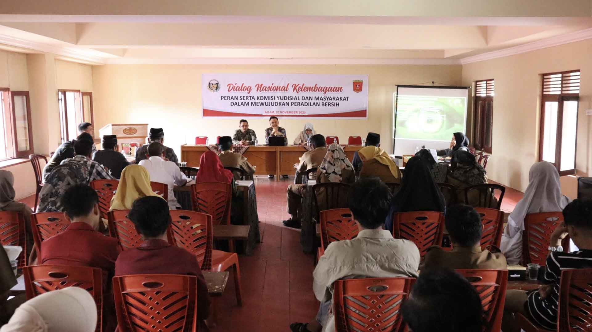 Penghubung KY Sumbar Gandeng Pemerintahan Nagari Kapau Wujudkan Peradilan Bersih Penghubung KY Sumbar Gandeng Pemerintahan Nagari Kapau Wujudkan Peradilan Bersih