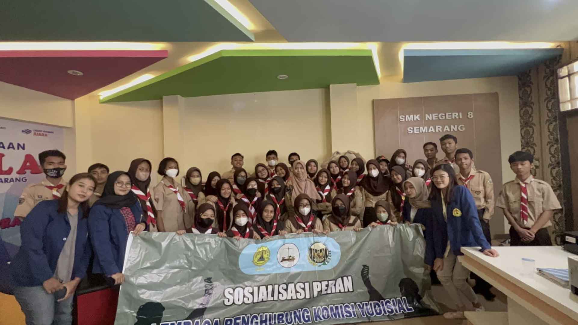 Penghubung KY Jateng Bersama Mahasiswa Magang Kenalkan KY di SMK Negeri 8 Semarang