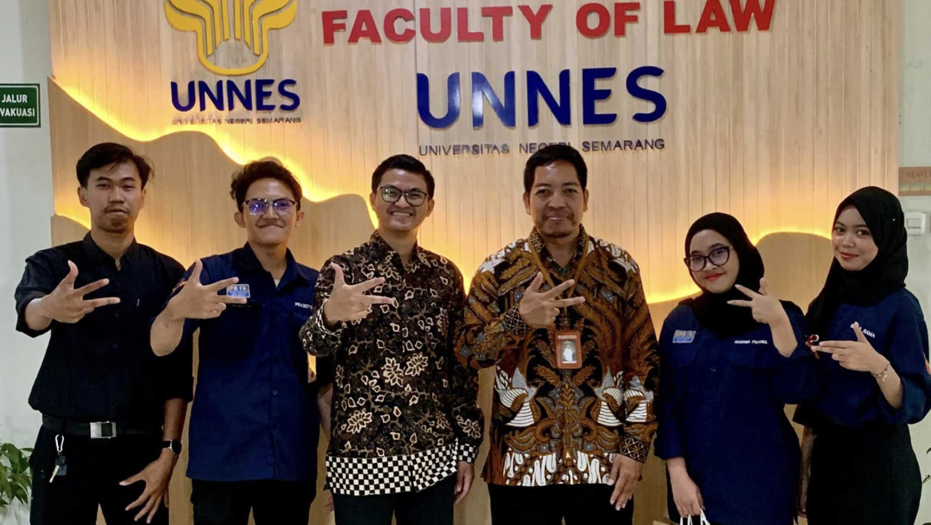 Penghubung KY Jateng Ajak Mahasiswa FH UNNES Kawal Transparansi Peradilan Penghubung KY Jateng Ajak Mahasiswa FH UNNES Kawal Transparansi Peradilan