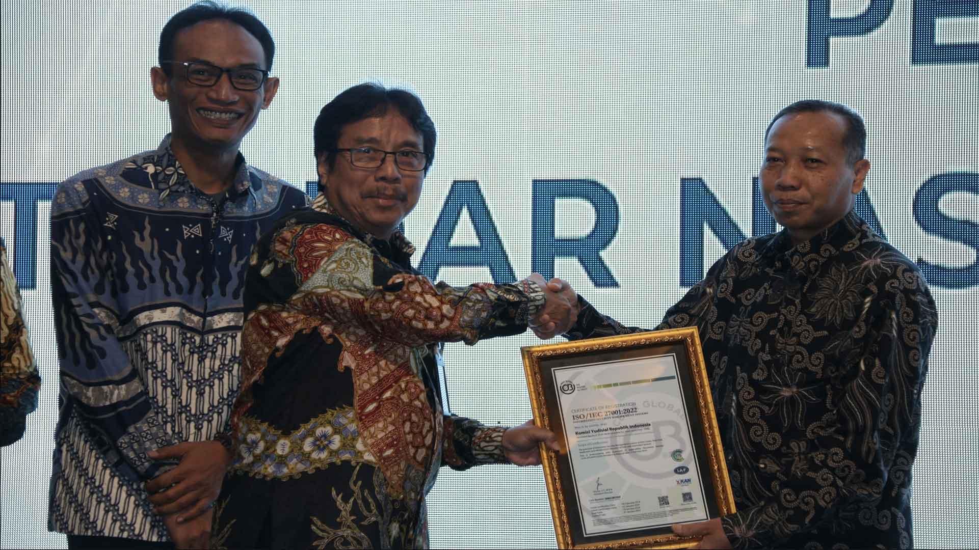 Terapkan Manajemen Keamanan Informasi, KY Raih Sertifikasi SNI ISO/IEC 27001 dari KAN