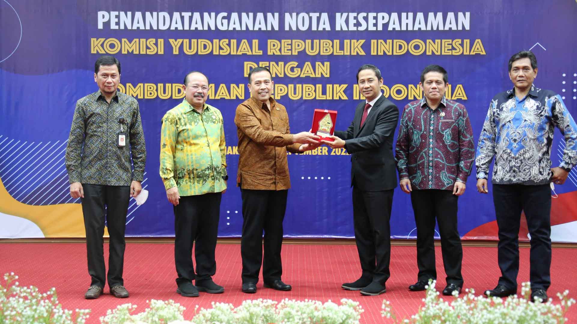 KY dan Ombudsman RI Tanda Tangani Nota Kesepahaman terkait Pengawasan Hakim dan Pelayanan Publik