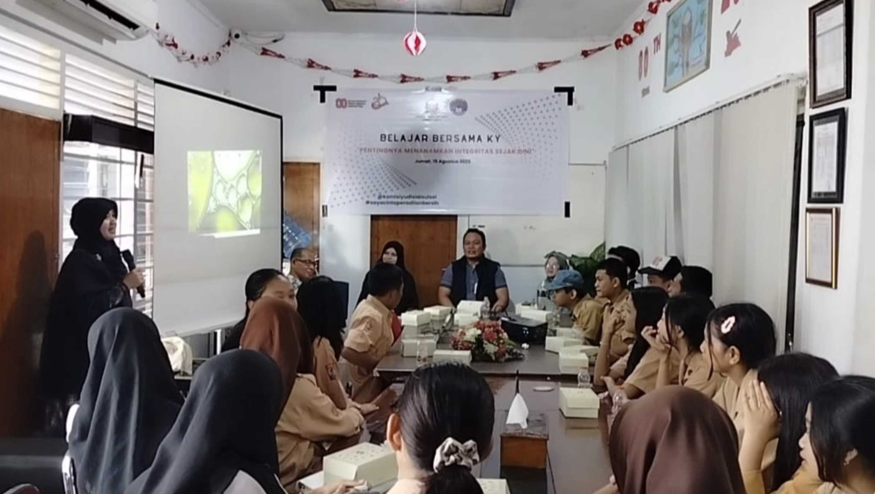 Penghubung KY Sulsel Ajak Siswa SMK Nasional Jaga Integritas Penghubung KY Sulsel Ajak Siswa SMK Nasional Jaga Integritas