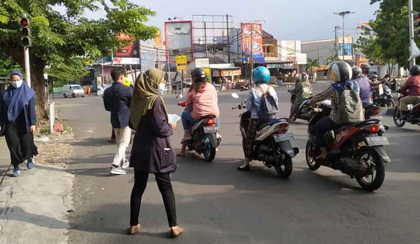 Mahasiswa Magang Penghubung KY Jawa Tengah Bagikan Ratusan Masker