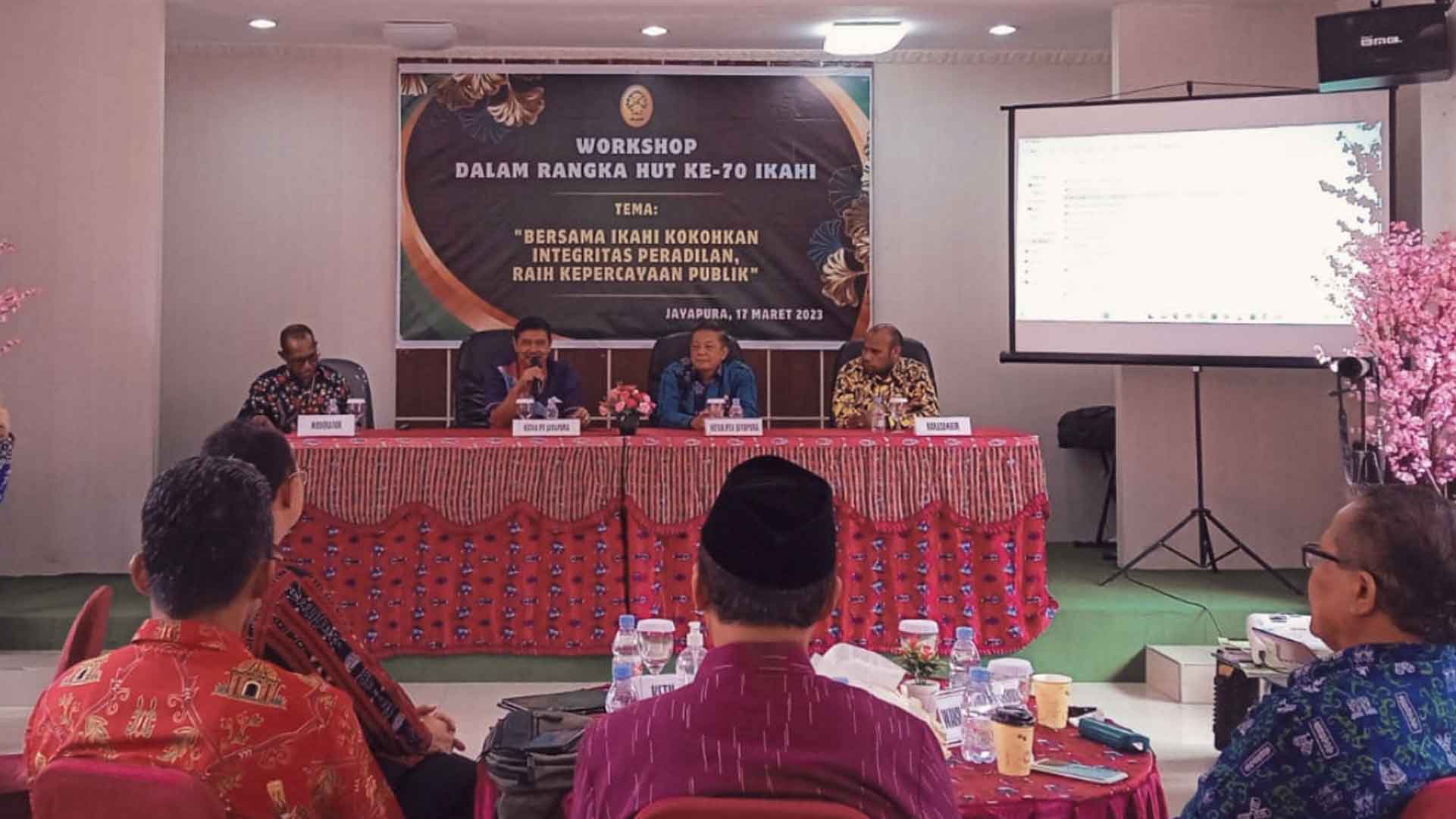 Penghubung KY Papua Ajak IKAHI Cabang Jayapura Wujudkan Peradilan Bersih Penghubung KY Papua Ajak IKAHI Cabang Jayapura Wujudkan Peradilan Bersih