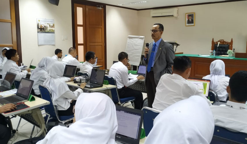 KY Tegaskan Hakim Dilarang Bertemu Pihak Berperkara KY Tegaskan Hakim Dilarang Bertemu Pihak Berperkara