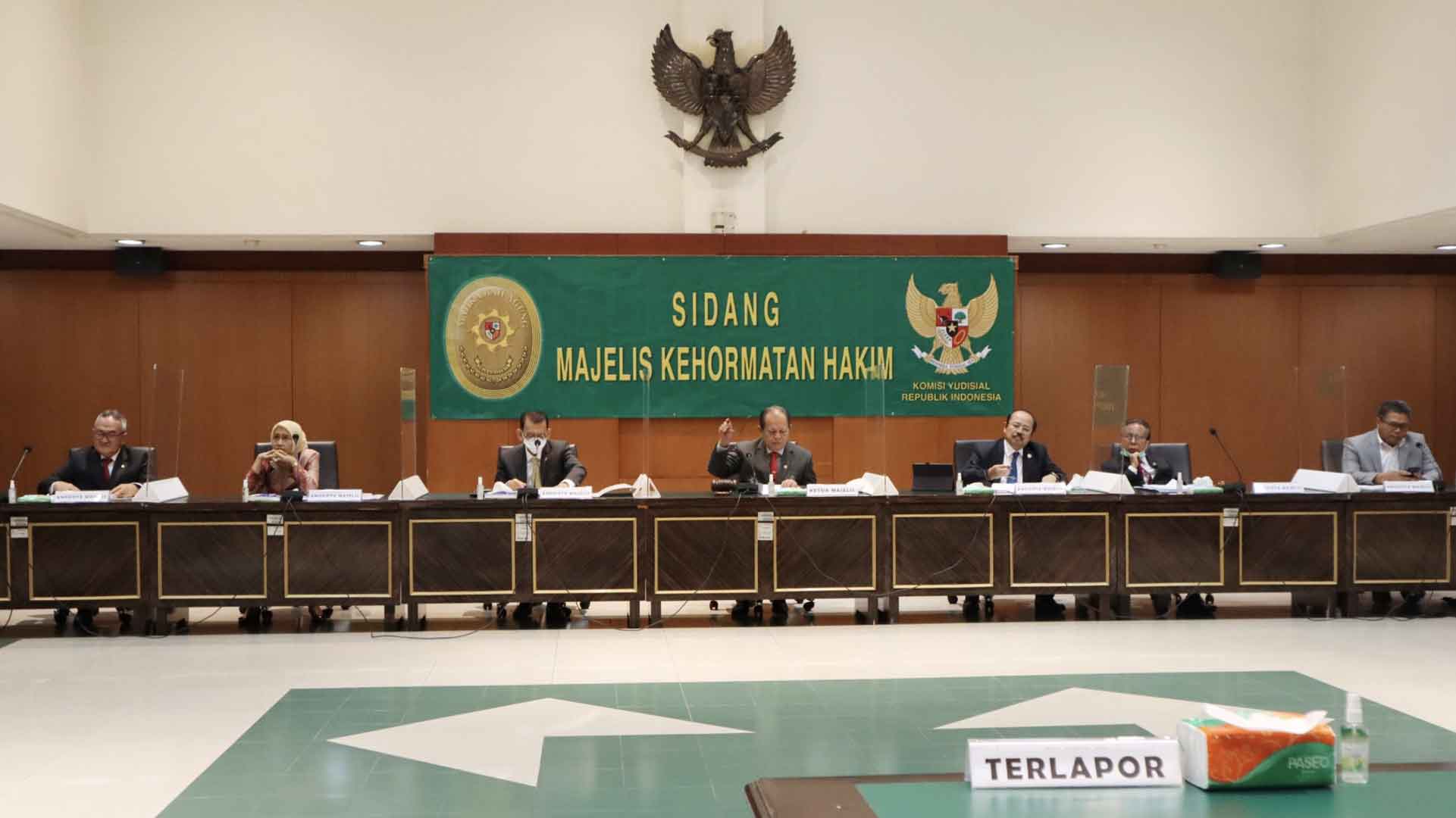 KY-MA Putuskan Hakim MY Diberhentikan dengan Tidak Hormat KY-MA Putuskan Hakim MY Diberhentikan dengan Tidak Hormat