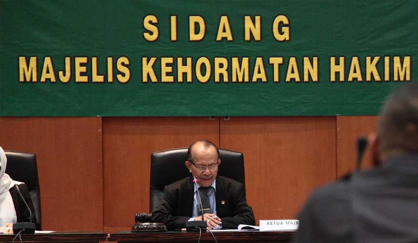 MKH Berhentikan dengan Hormat Hakim JWL MKH Berhentikan dengan Hormat Hakim JWL