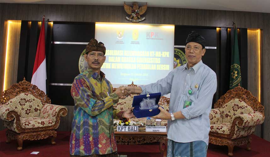 KY Terus Perjuangkan Fasilitas Hakim sebagai Pejabat Negara KY Terus Perjuangkan Fasilitas Hakim sebagai Pejabat Negara