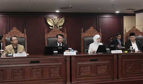 PA Diberhentikan Sementara dari Jabatan Hakim MK PA Diberhentikan Sementara dari Jabatan Hakim MK