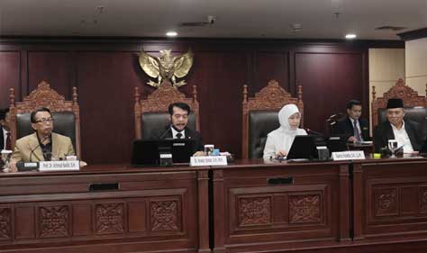 PA Diberhentikan Sementara dari Jabatan Hakim MK