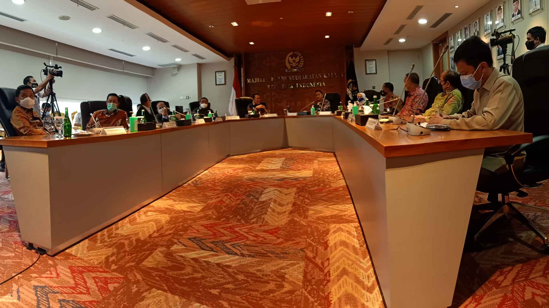 Pimpinan dan Anggota KY Audiensi ke Pimpinan MPR Pimpinan dan Anggota KY Audiensi ke Pimpinan MPR