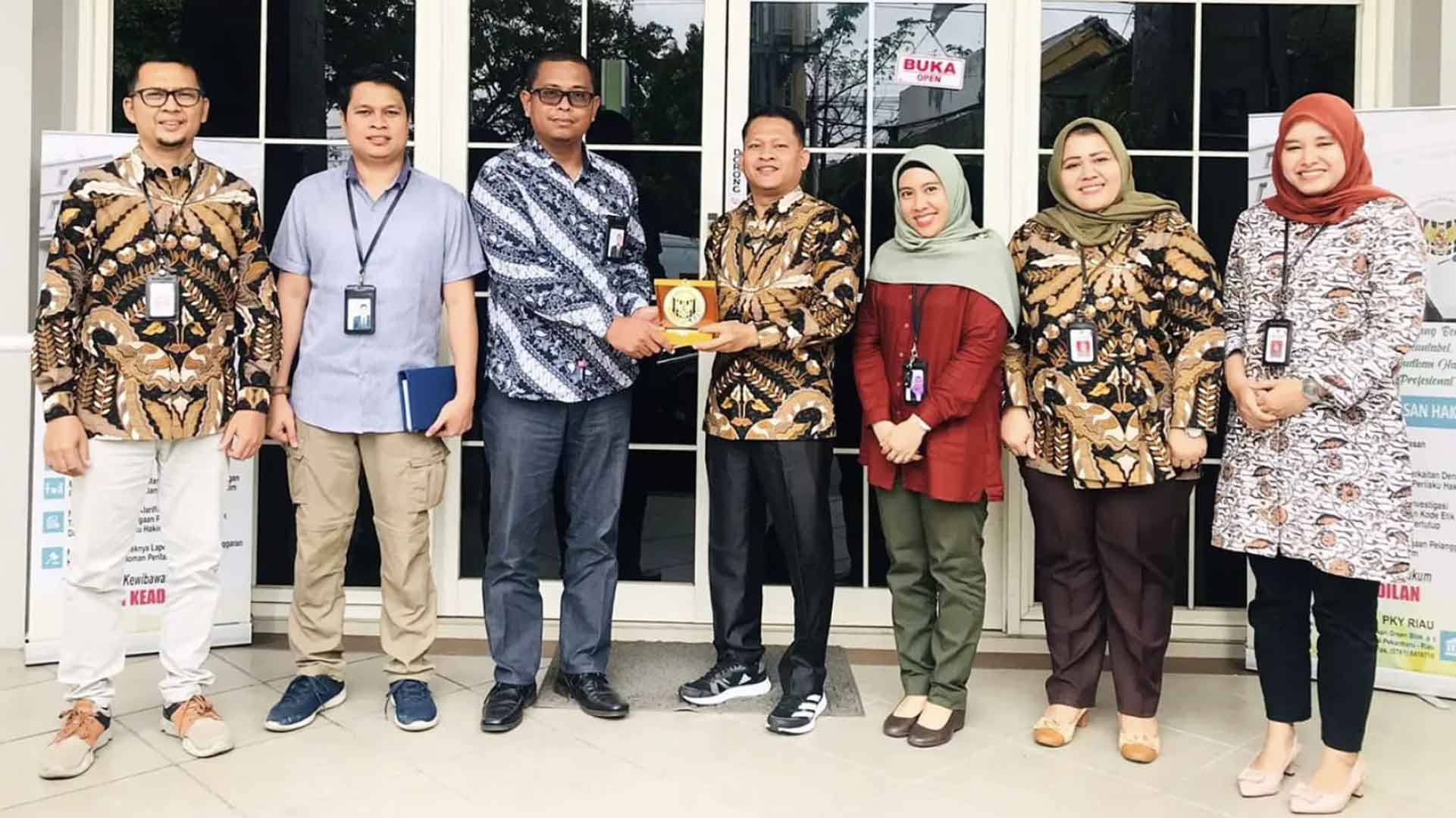 Penghubung KY Wilayah Riau Terima Kunjungan Ombudsman RI Perwakilan Provinsi Riau Penghubung KY Wilayah Riau Terima Kunjungan Ombudsman RI Perwakilan Provinsi Riau