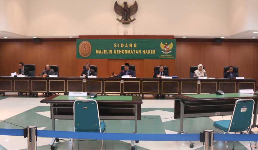 Sidang MKH Tidak Berwenang Berhentikan Hakim EW