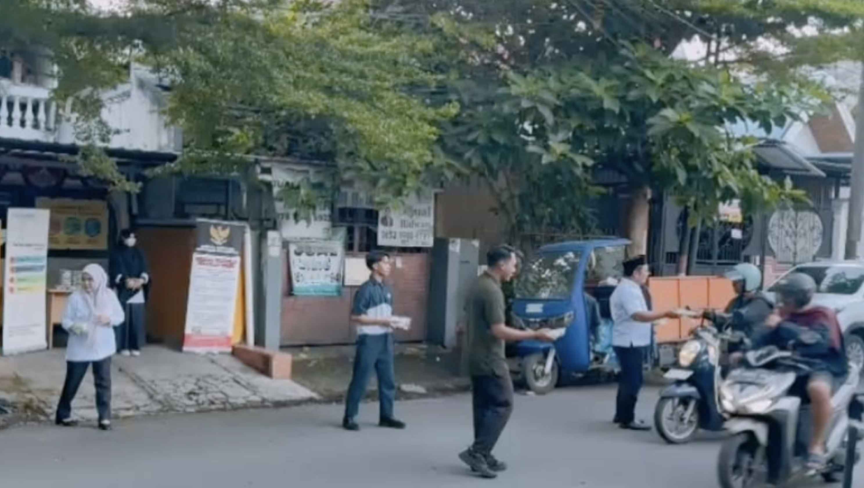 Penghubung KY Sulsel Berbagi Takjil dan Kampanye Peradilan Bersih