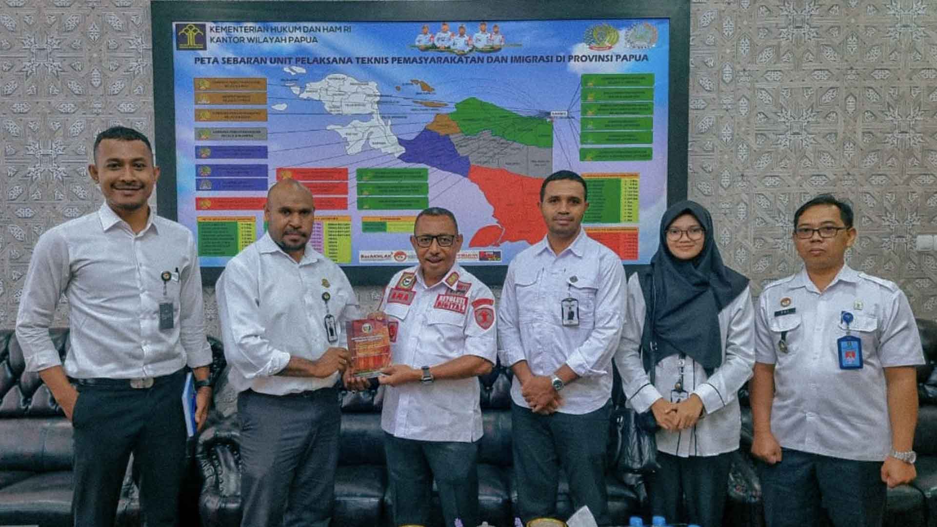 Penghubung KY Papua dan Kanwil Kemenkumham Papua Siap Bersinergi Penghubung KY Papua dan Kanwil Kemenkumham Papua Siap Bersinergi