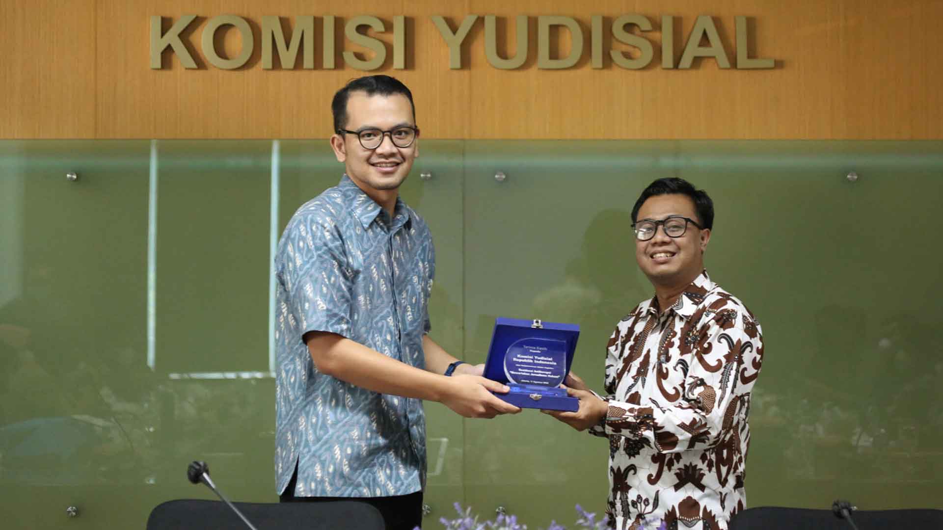 KY Terima Kunjungan Jurnalis Peserta Pelatihan Residensi Jurnalis Antikorupsi TII KY Terima Kunjungan Jurnalis Peserta Pelatihan Residensi Jurnalis Antikorupsi TII