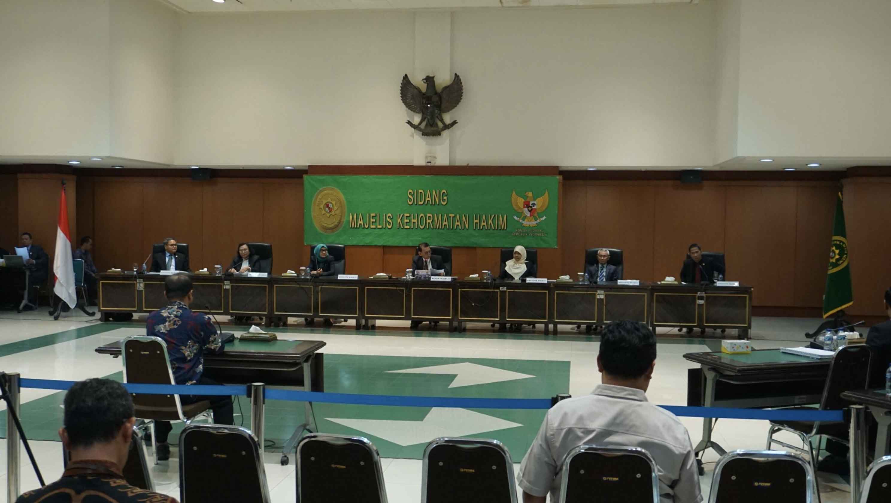 Terbukti Berselingkuh, Hakim RR Dijatuhi Pemberhentian Tetap Terbukti Berselingkuh, Hakim RR Dijatuhi Pemberhentian Tetap