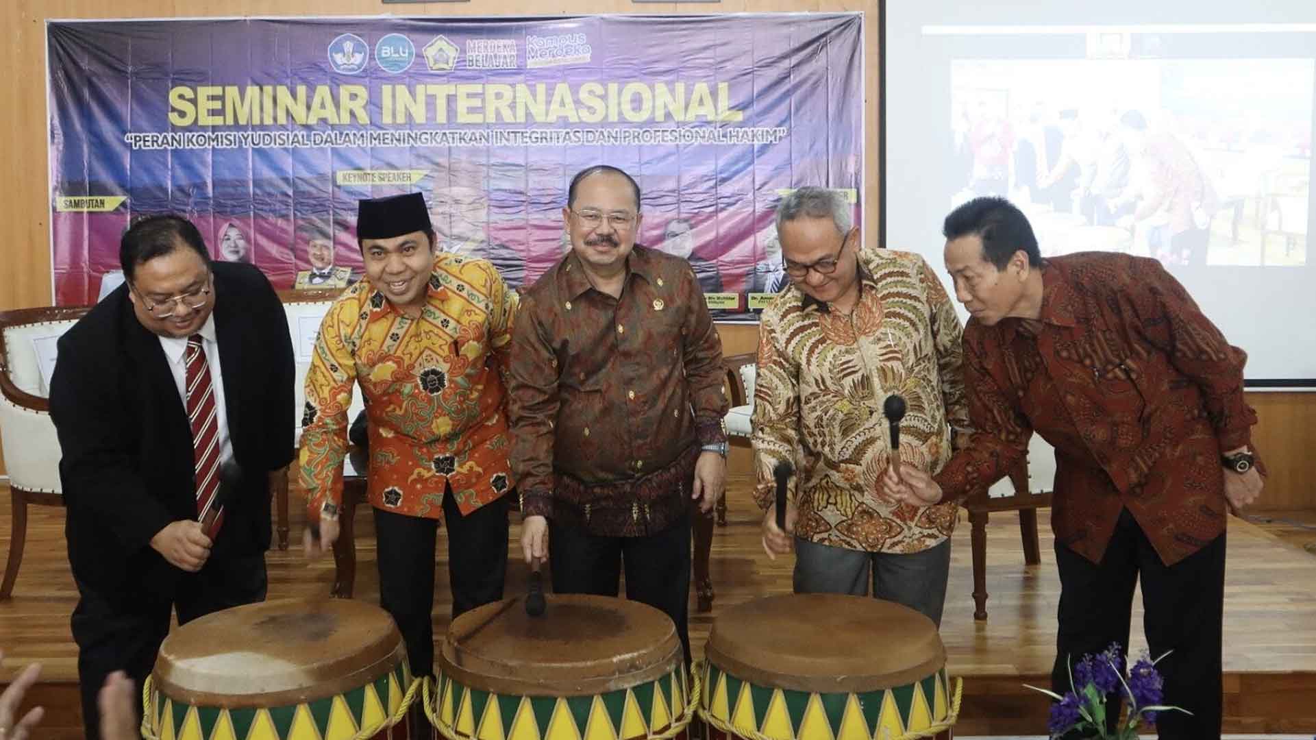 Integritas dan Profesionalitas Hakim Menjadi Pembentuk Kepercayaan Publik Integritas dan Profesionalitas Hakim Menjadi Pembentuk Kepercayaan Publik