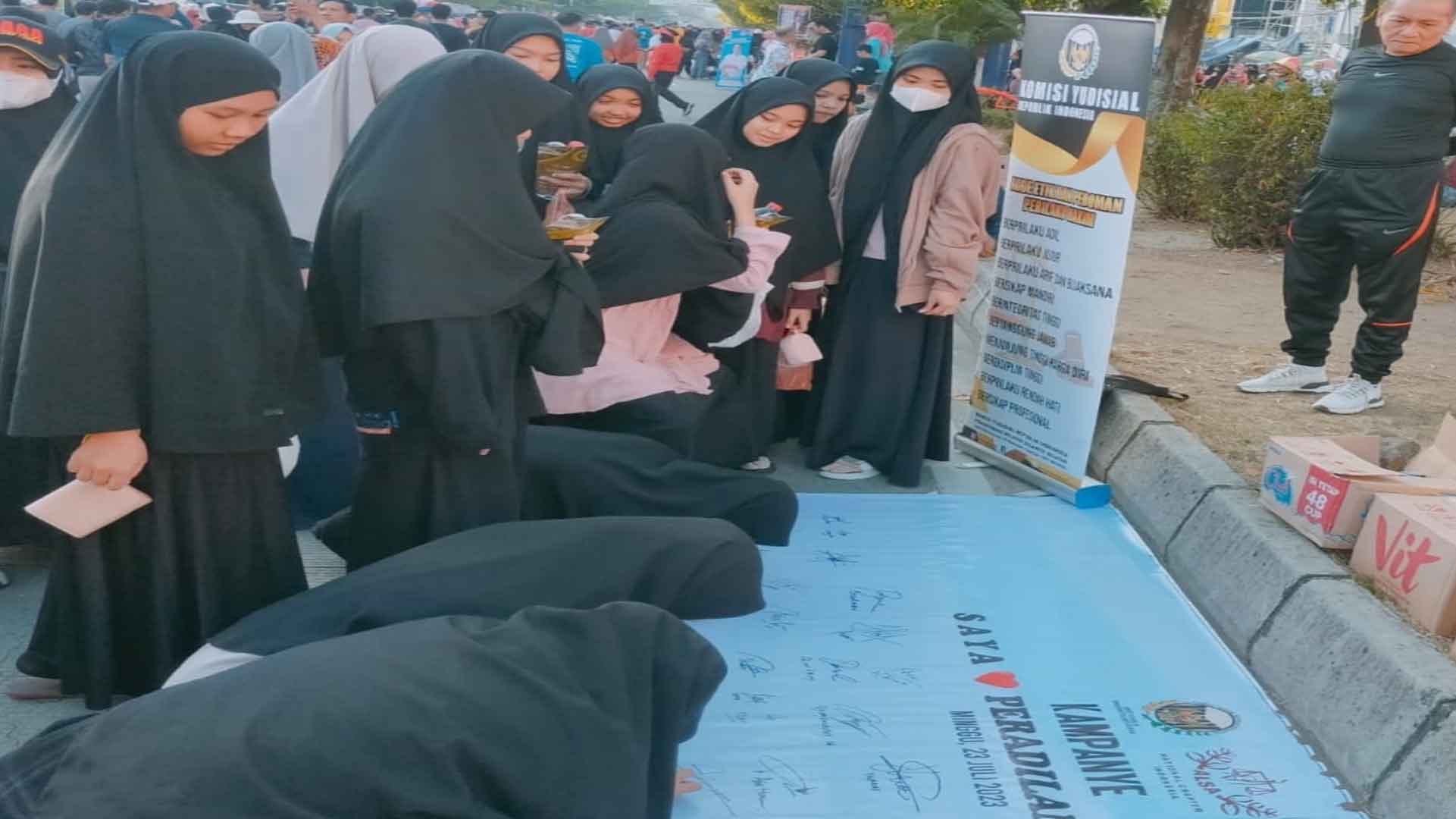 Penghubung KY Sulsel Kampanye Peradilan Bersih di Car Free Day Penghubung KY Sulsel Kampanye Peradilan Bersih di Car Free Day