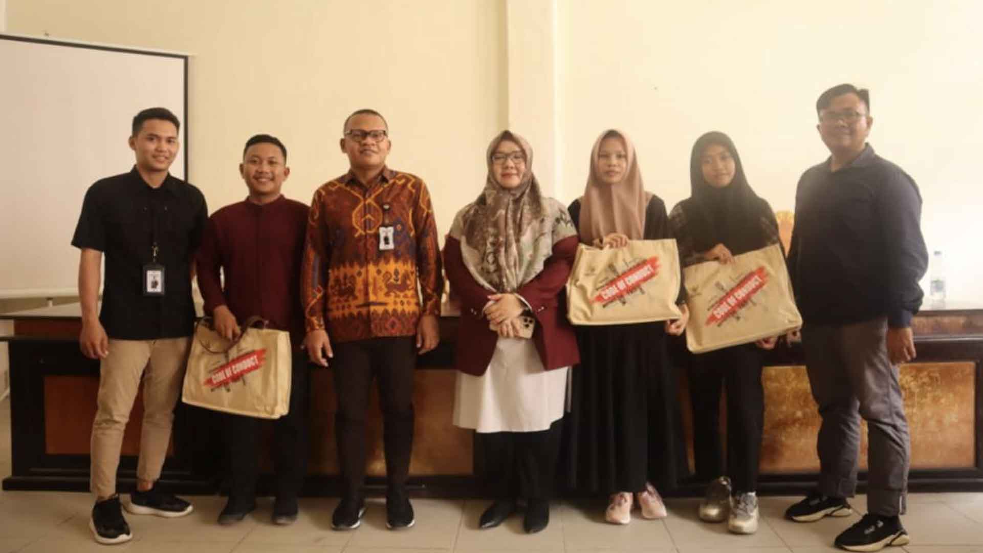 Bertandang ke FH USN Kolaka, Penghubung KY Sultra Paparkan Tugas dan Wewenang KY Bertandang ke FH USN Kolaka, Penghubung KY Sultra Paparkan Tugas dan Wewenang KY
