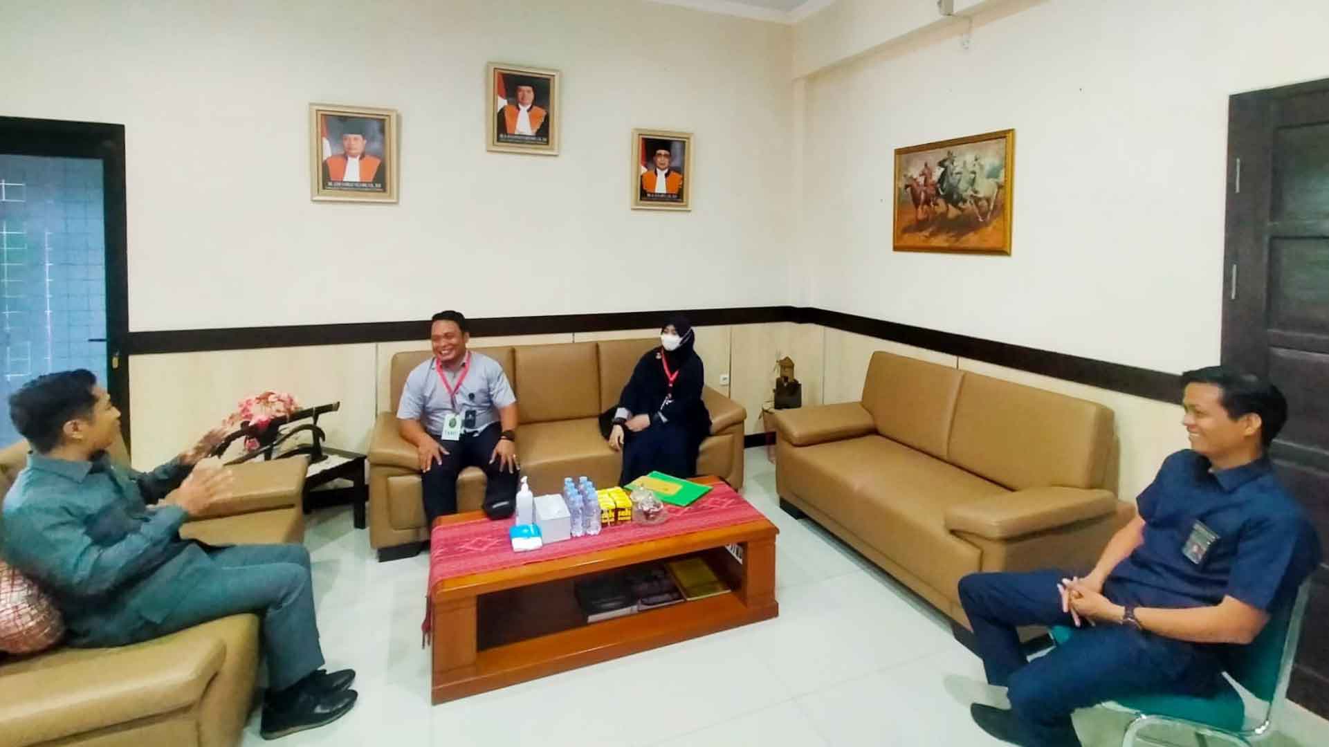 Penghubung KY Sulsel Beri Buku “Perjalanan 8 Tahun Advokasi Hakim” ke PN Maros Penghubung KY Sulsel Beri Buku “Perjalanan 8 Tahun Advokasi Hakim” ke PN Maros