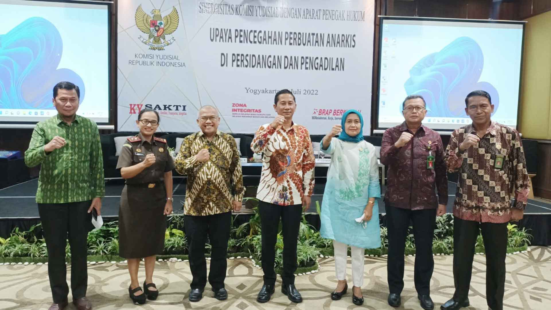 Perbuatan Merendahkan Kehormatan dan Keluhuran Hakim (PMKH) Tidak Sama Dengan Contempt of Court Perbuatan Merendahkan Kehormatan dan Keluhuran Hakim (PMKH) Tidak Sama Dengan Contempt of Court